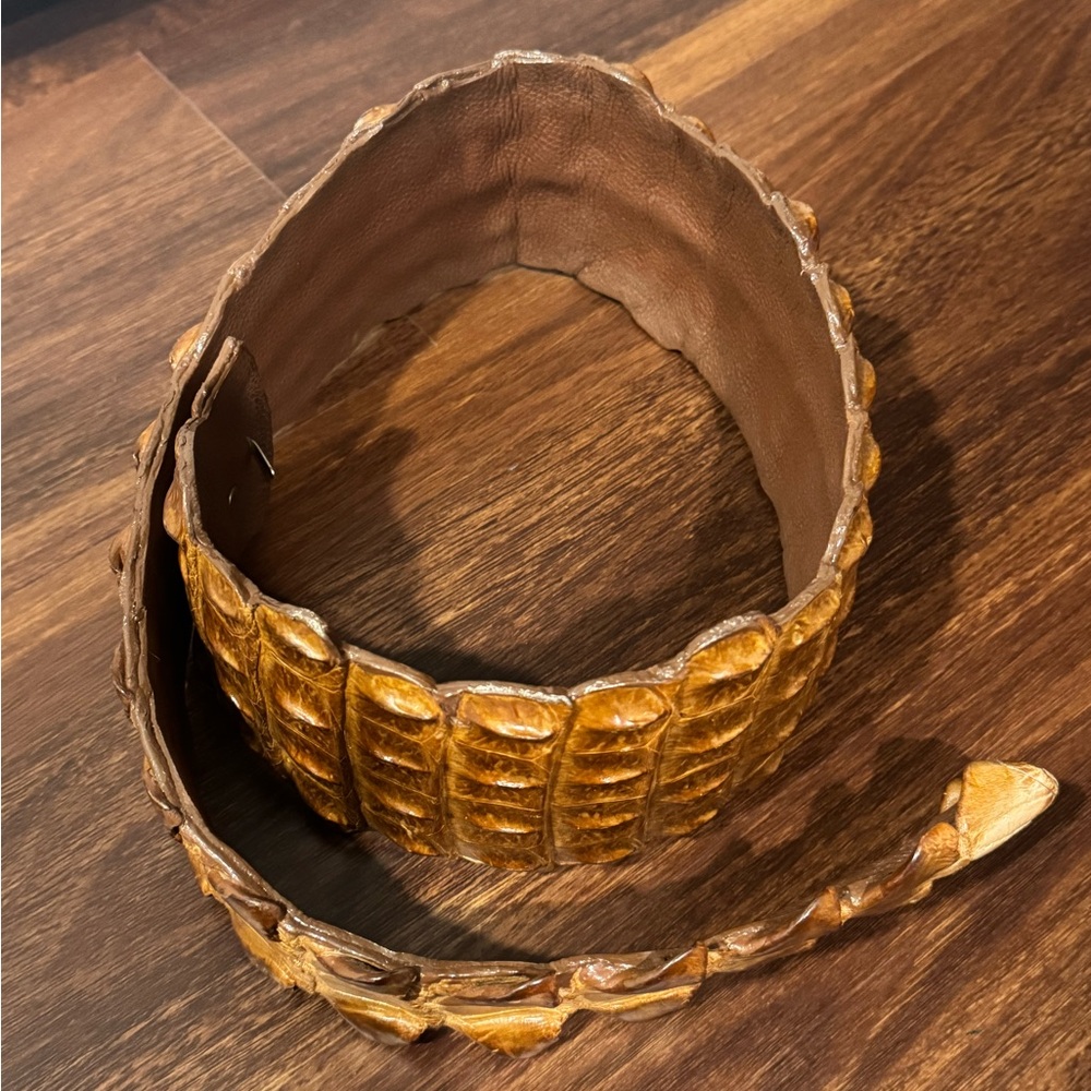 Elegant Tan Crocodile Leather Accent - Picture 2 of 4